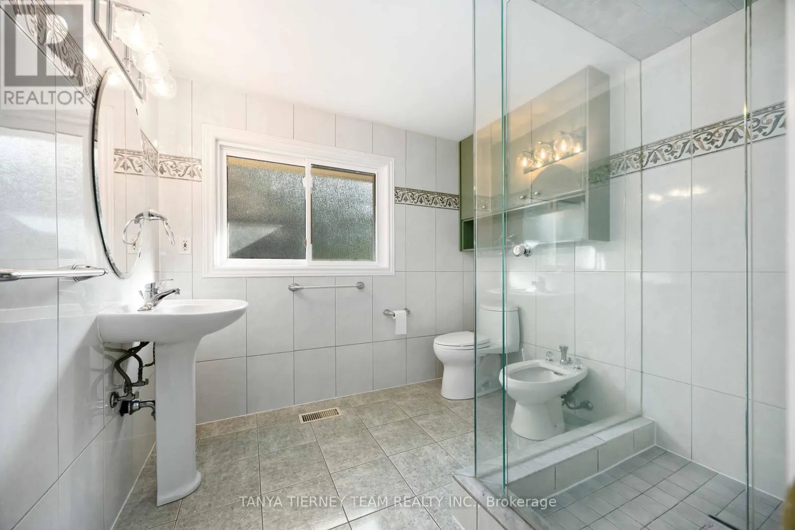 6 LYNDHURST CRESCENT