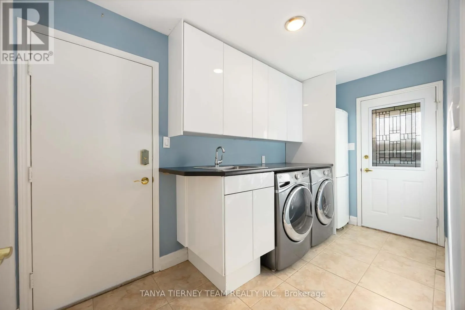 6 LYNDHURST CRESCENT