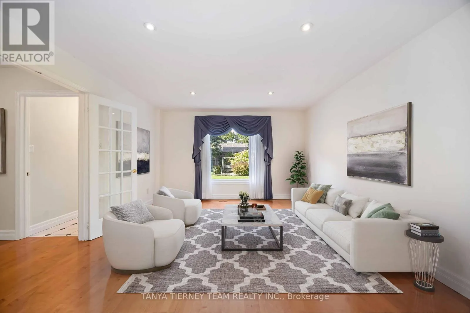 6 LYNDHURST CRESCENT