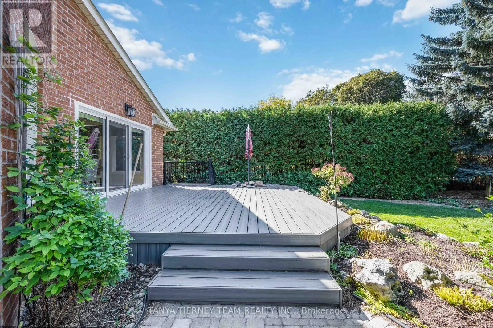 6 LYNDHURST CRESCENT