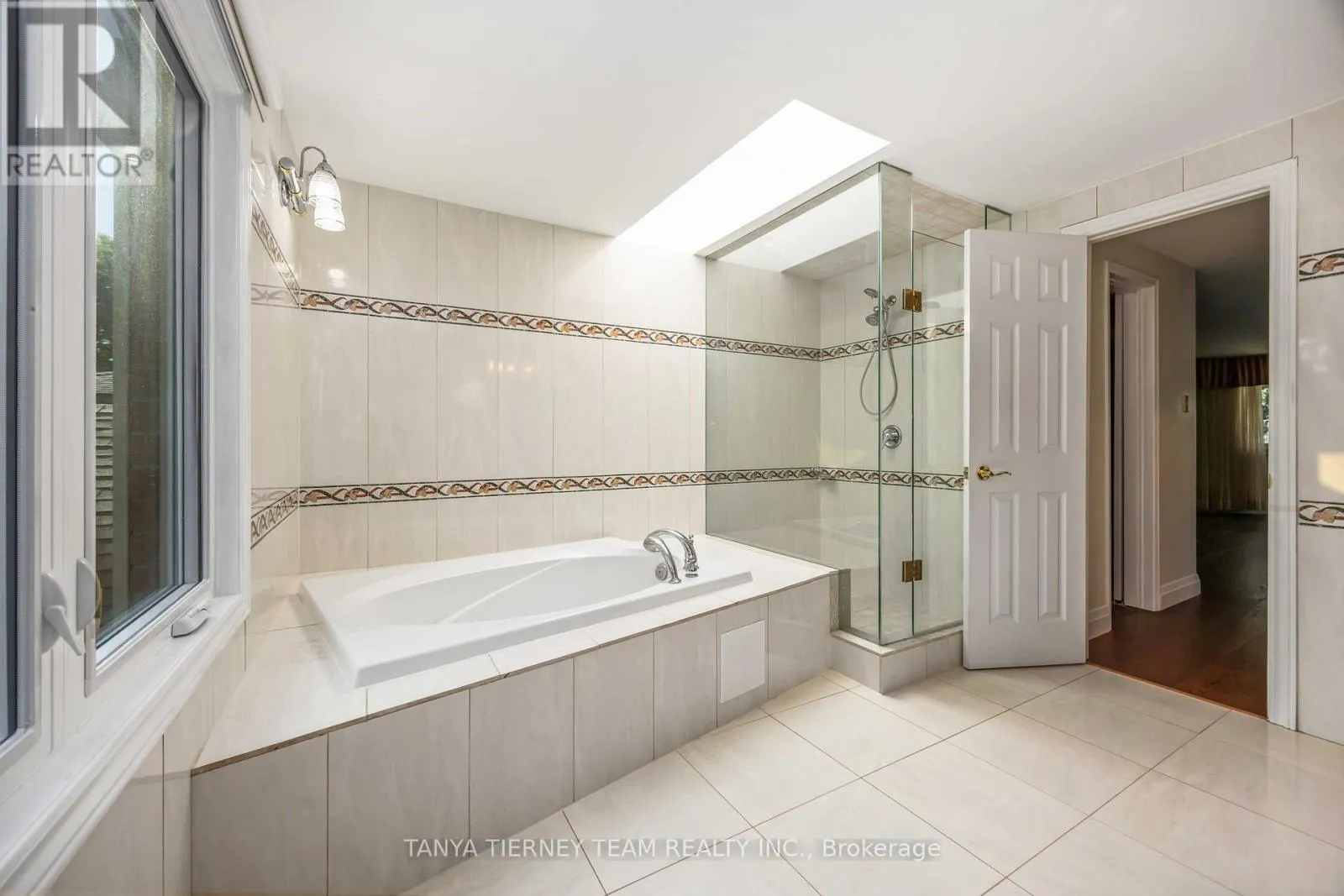 6 LYNDHURST CRESCENT