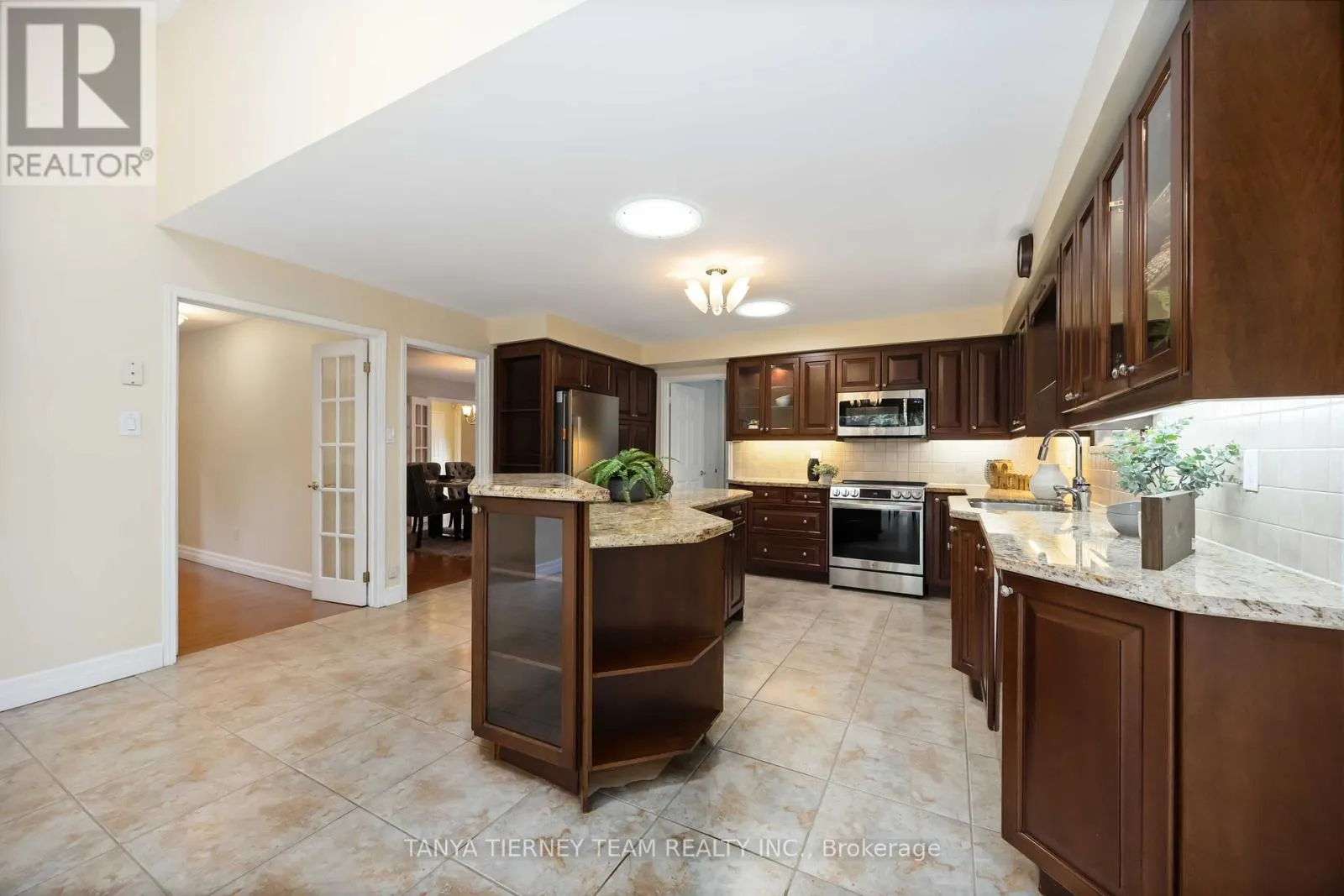 6 LYNDHURST CRESCENT