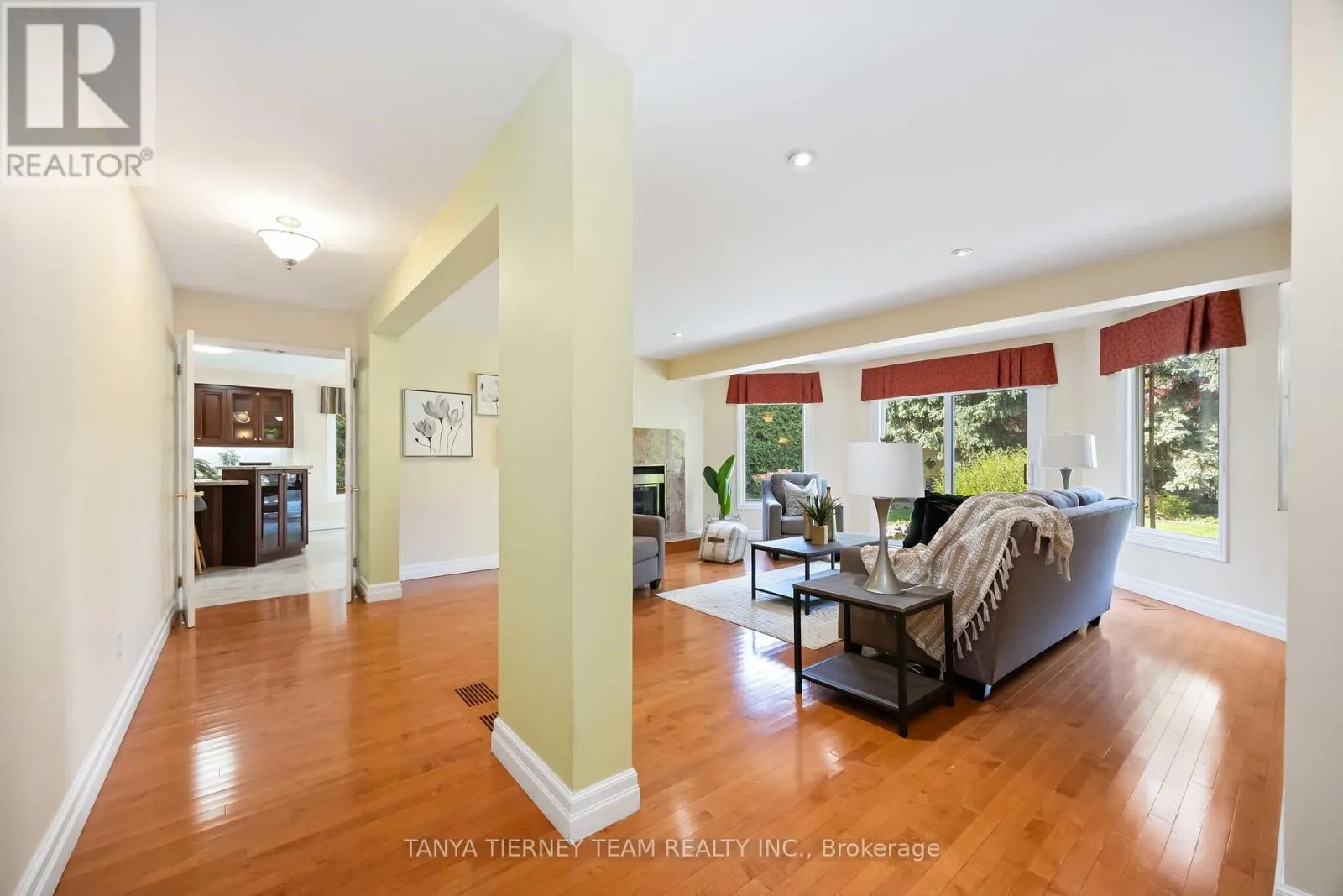 6 LYNDHURST CRESCENT