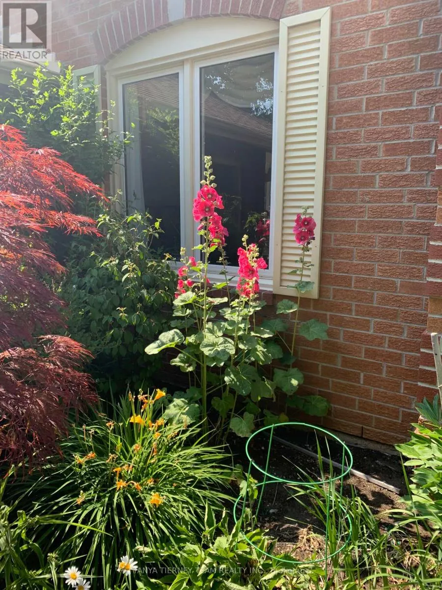 6 LYNDHURST CRESCENT