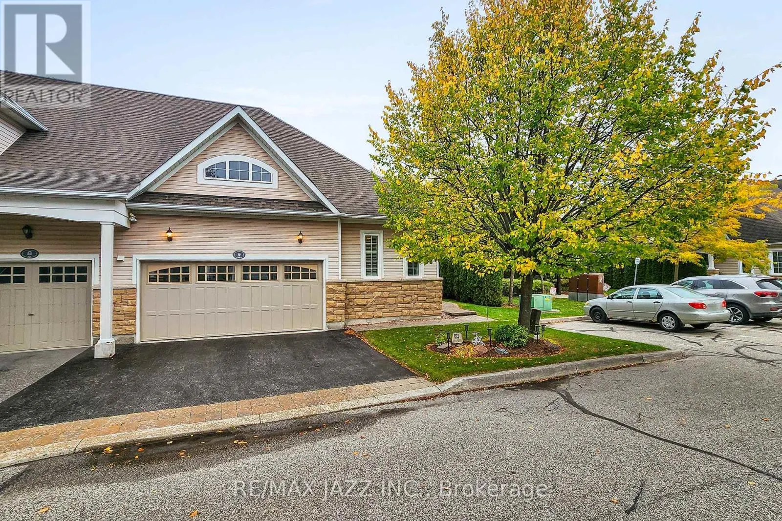 9 - 350 LAKEBREEZE DRIVE, #9