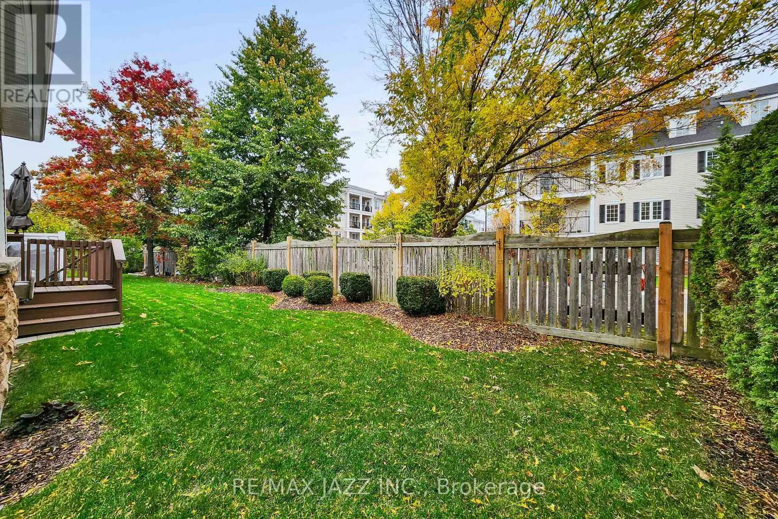 9 - 350 LAKEBREEZE DRIVE, #9