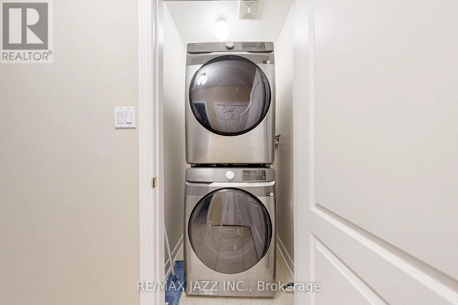 9 - 350 LAKEBREEZE DRIVE, #9