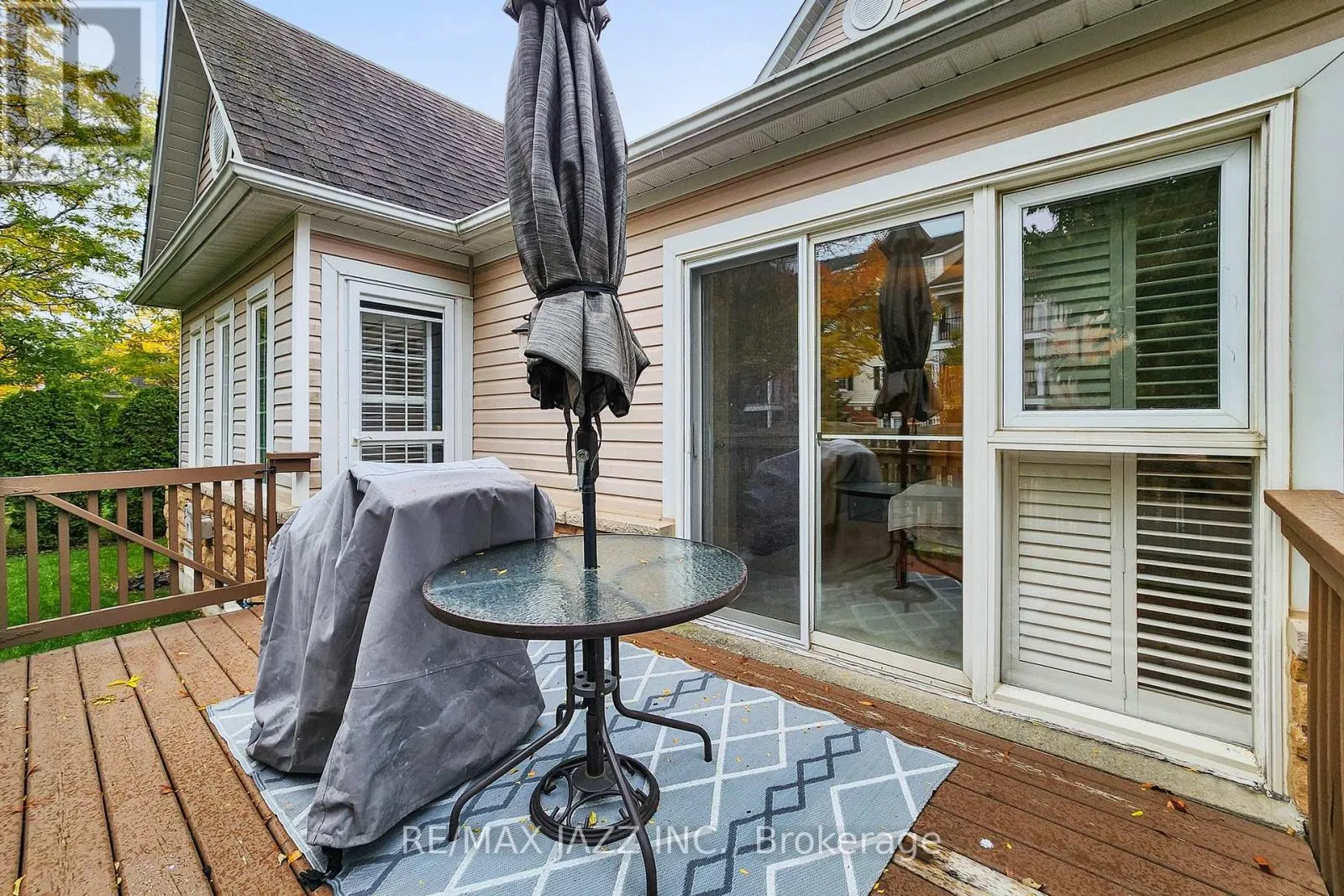 9 - 350 LAKEBREEZE DRIVE, #9