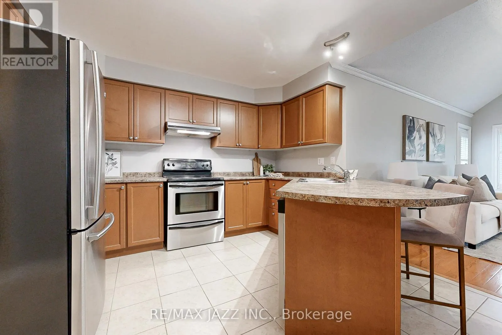 9 - 350 LAKEBREEZE DRIVE, #9