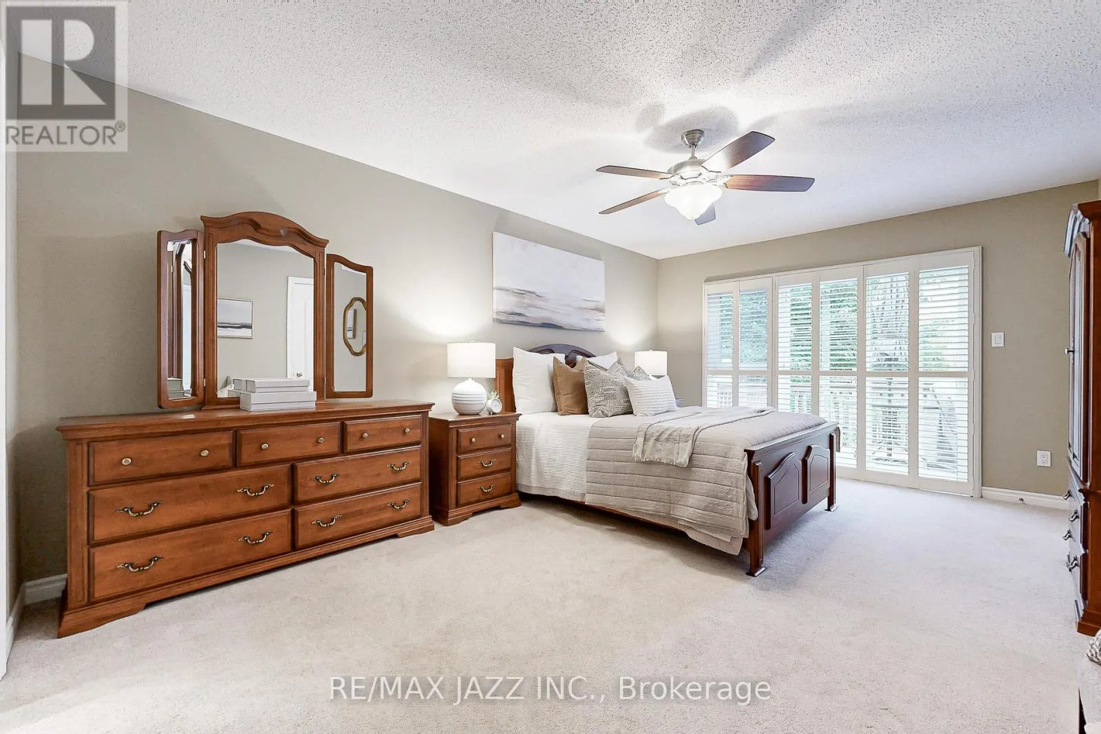 9 - 350 LAKEBREEZE DRIVE, #9