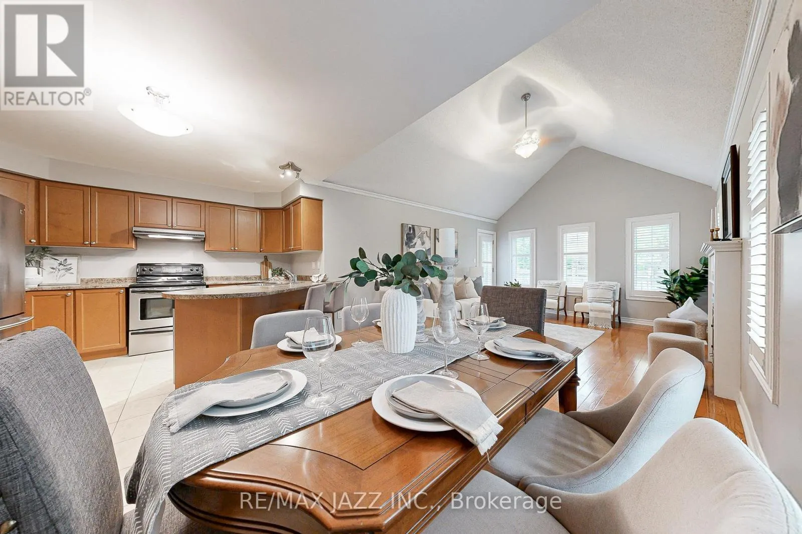 9 - 350 LAKEBREEZE DRIVE, #9