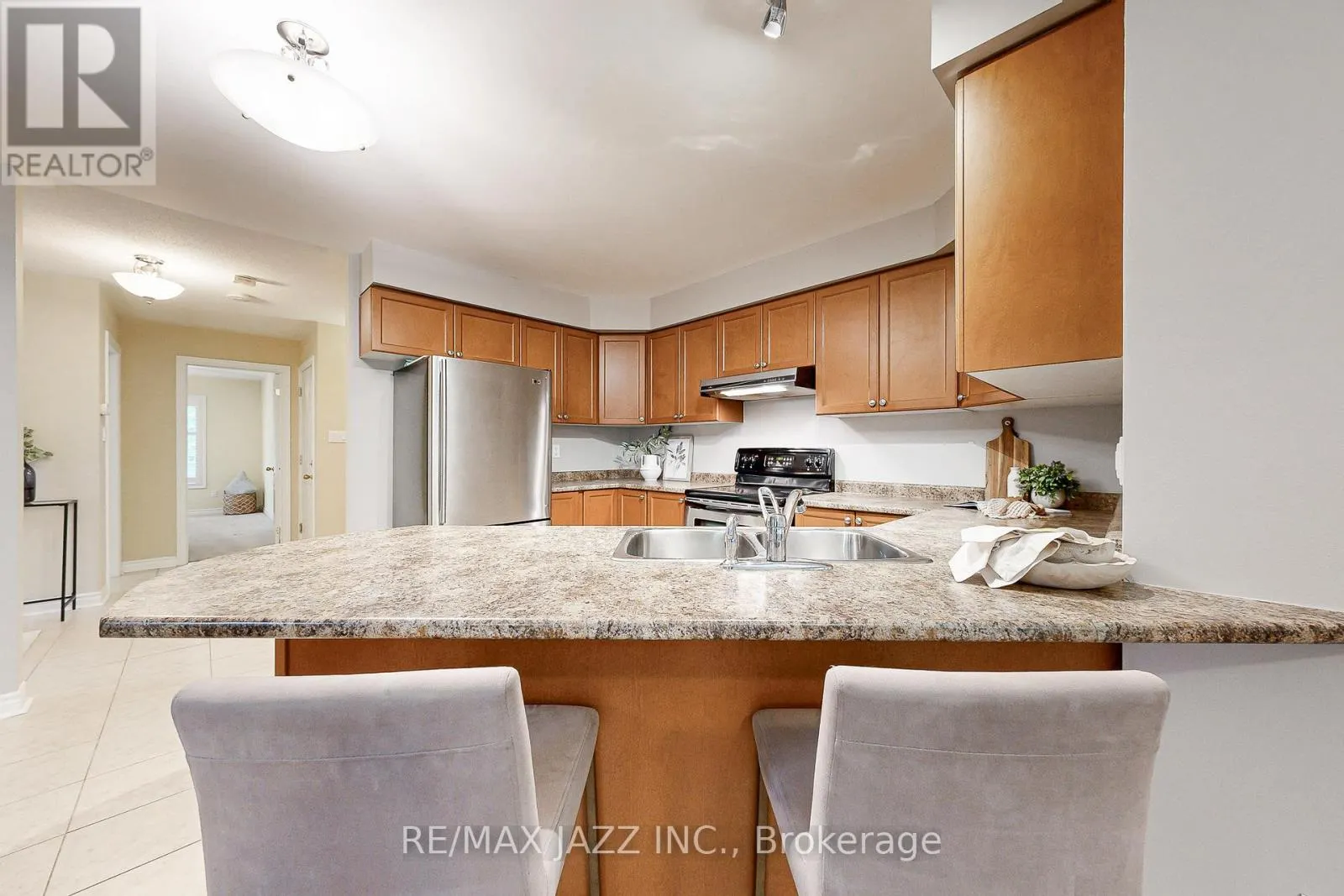 9 - 350 LAKEBREEZE DRIVE, #9