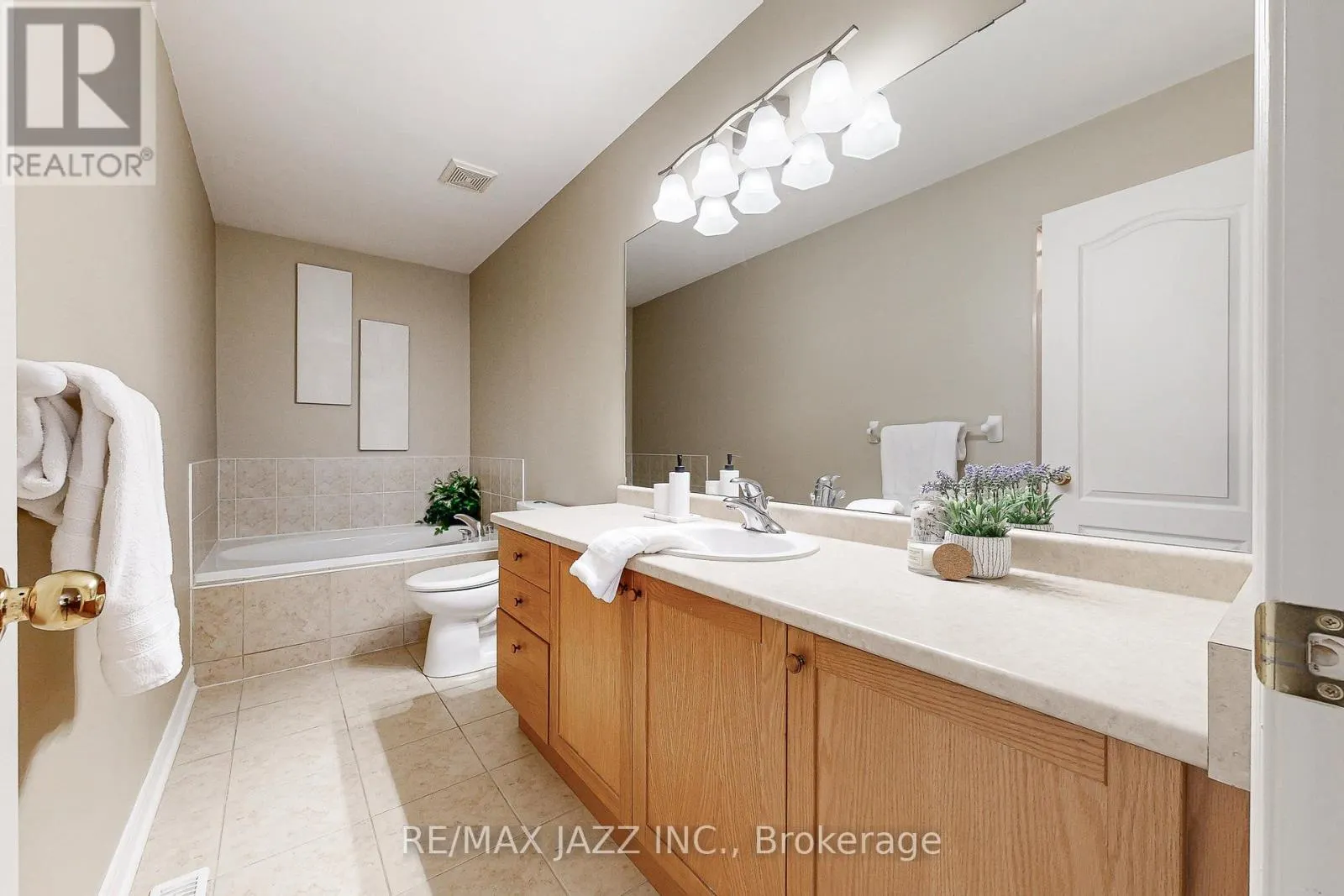 9 - 350 LAKEBREEZE DRIVE, #9