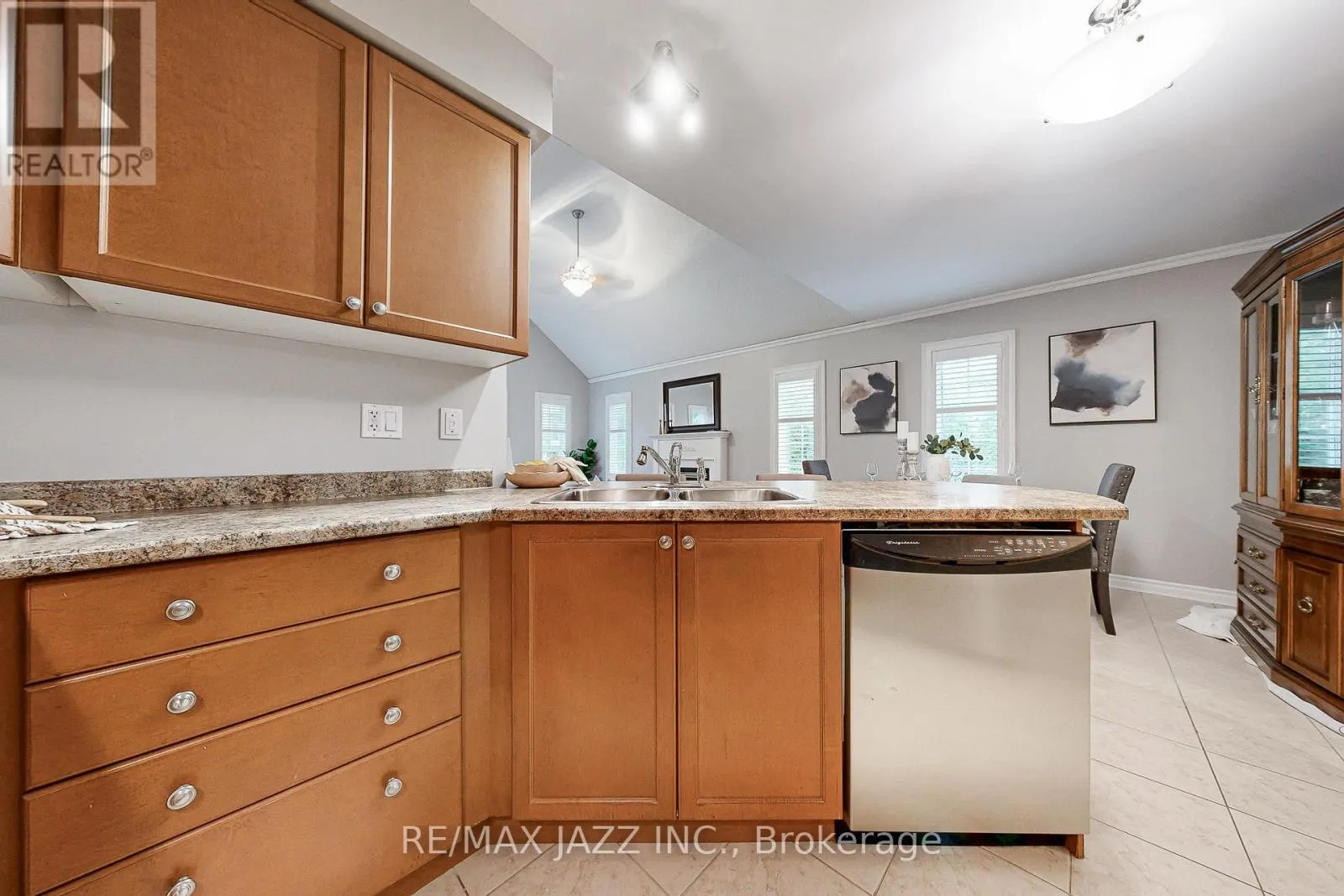 9 - 350 LAKEBREEZE DRIVE, #9