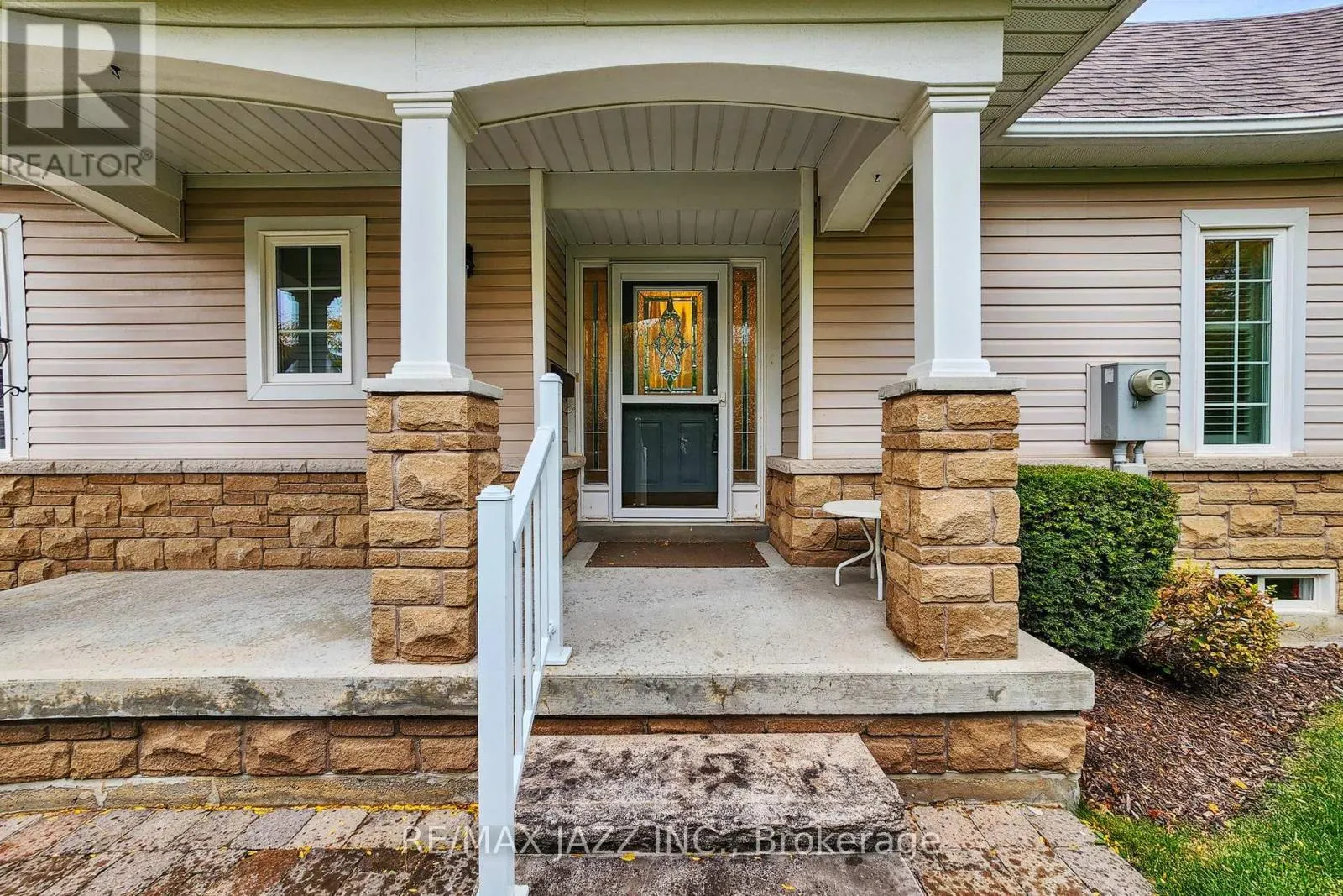 9 - 350 LAKEBREEZE DRIVE, #9