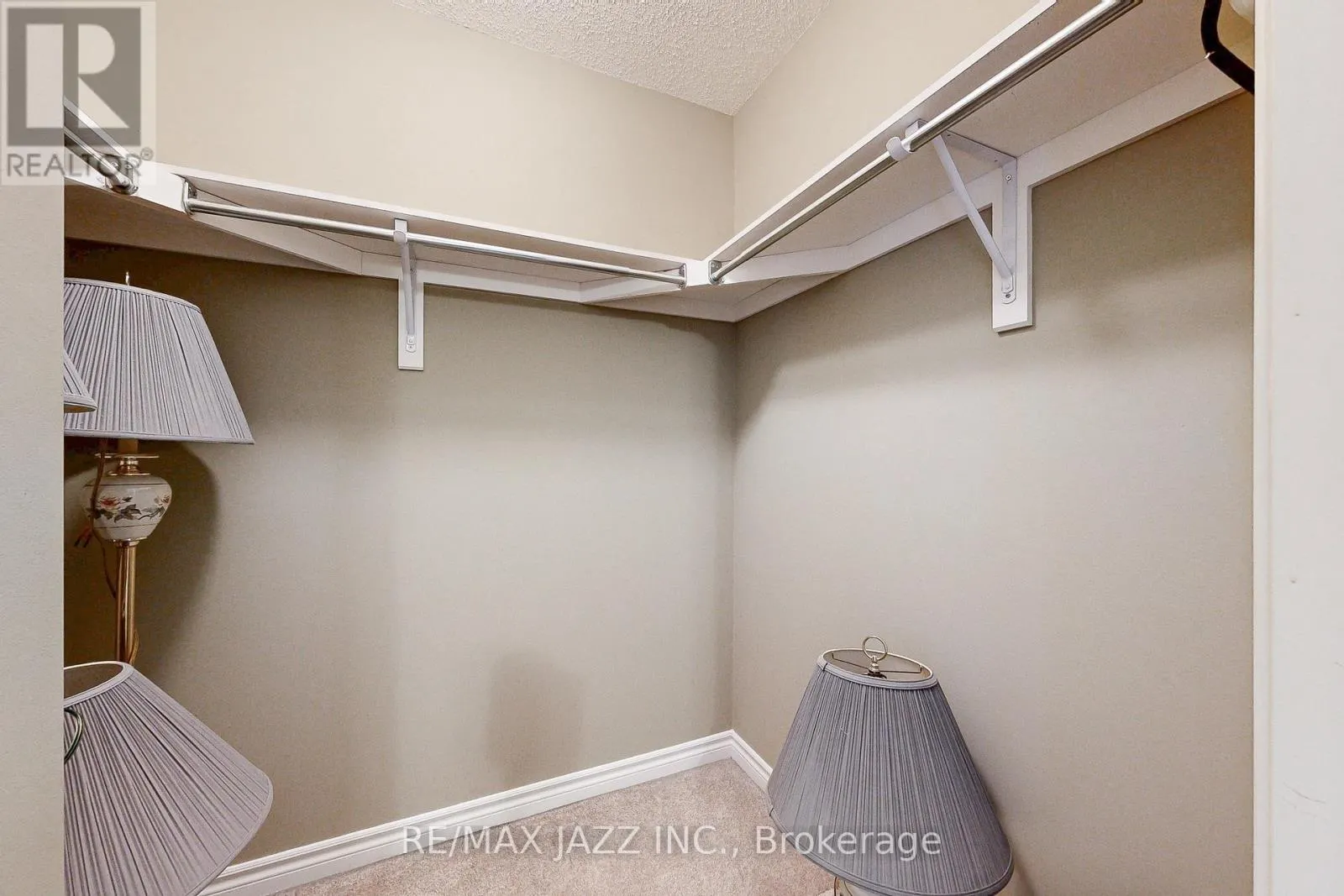 9 - 350 LAKEBREEZE DRIVE, #9