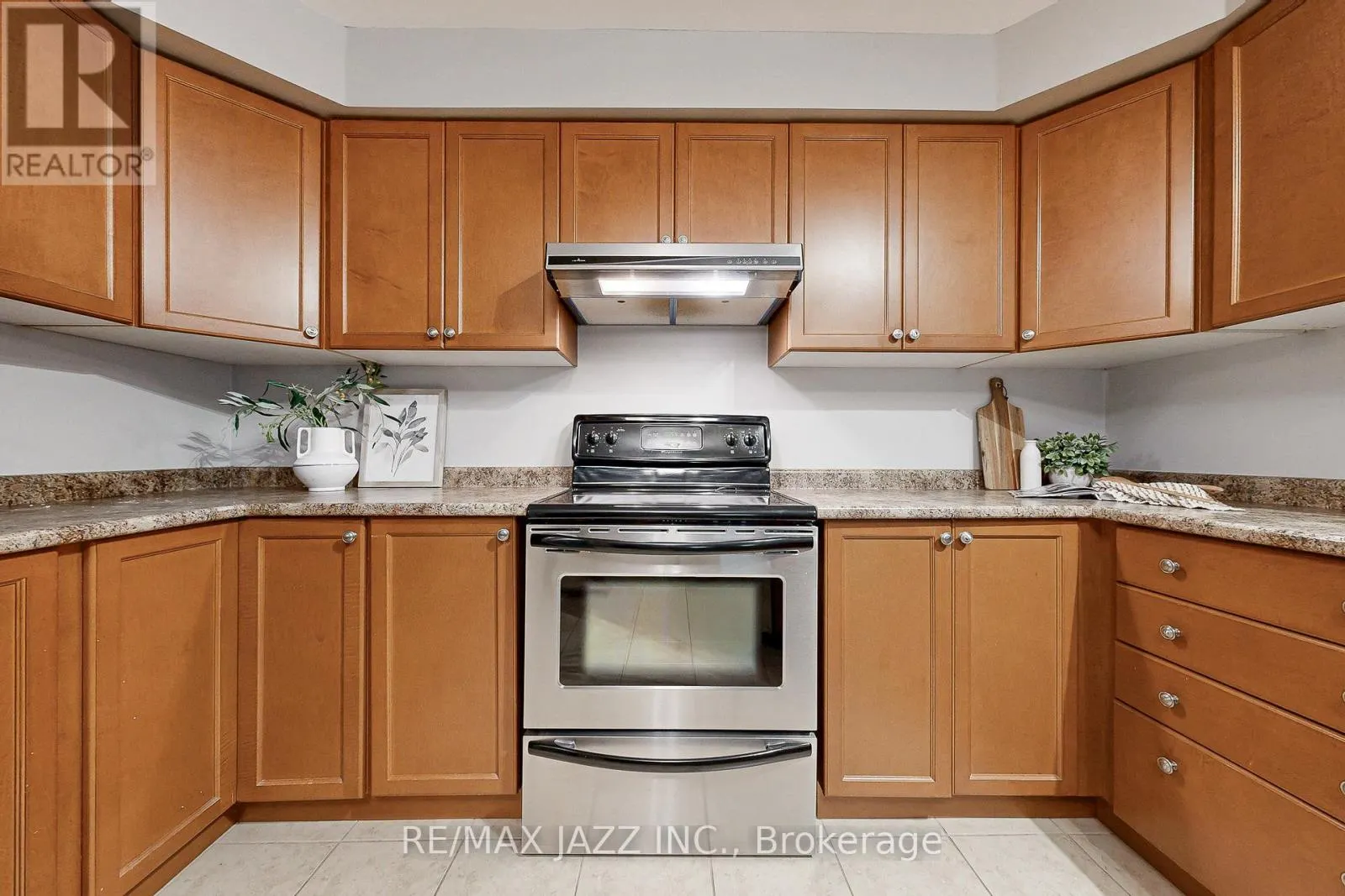 9 - 350 LAKEBREEZE DRIVE, #9