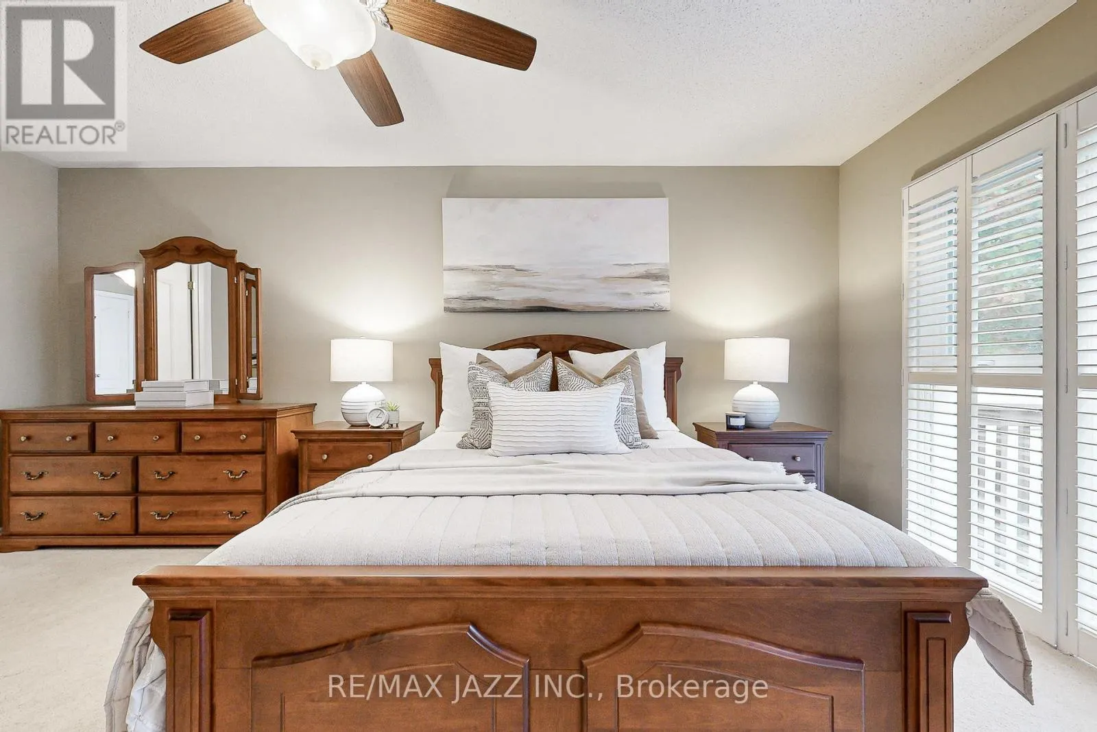 9 - 350 LAKEBREEZE DRIVE, #9