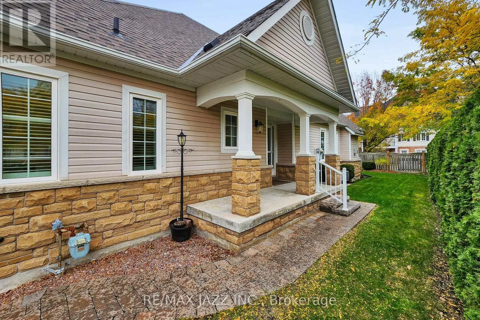 9 - 350 LAKEBREEZE DRIVE, #9