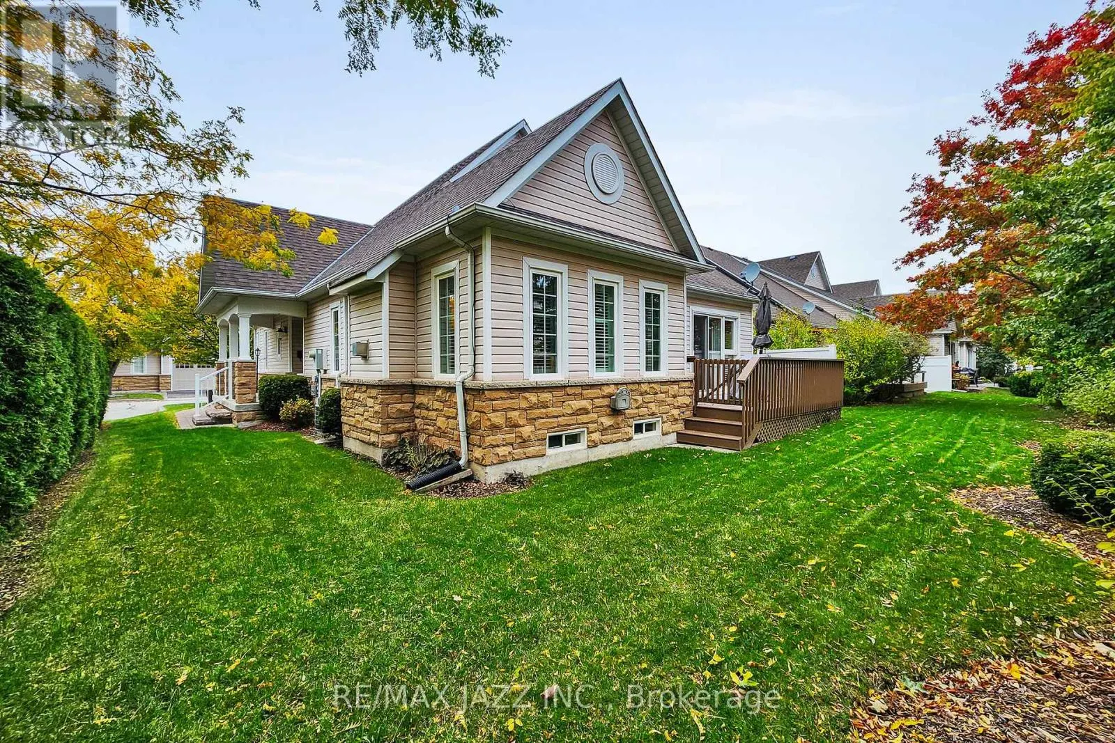 9 - 350 LAKEBREEZE DRIVE, #9