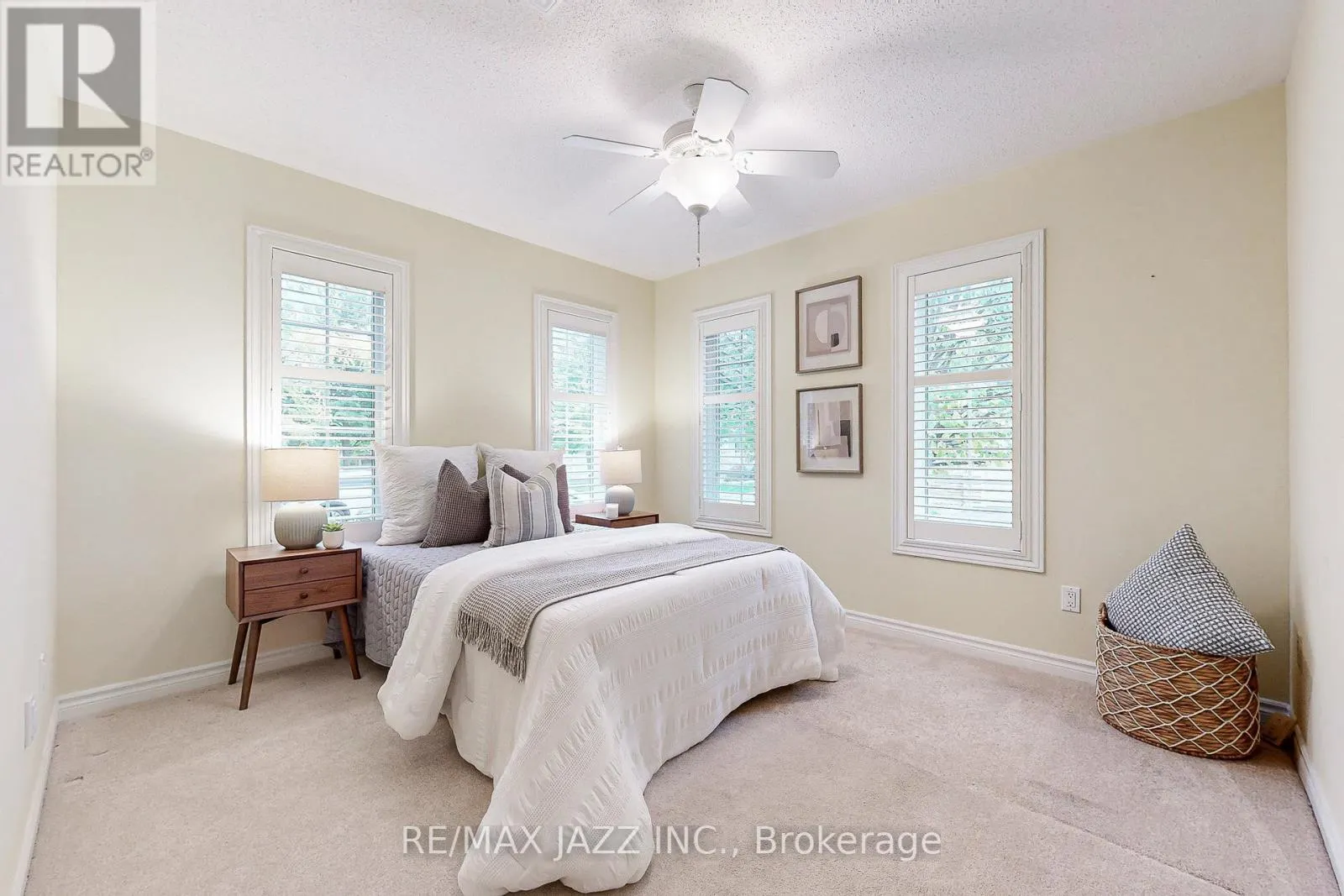 9 - 350 LAKEBREEZE DRIVE, #9