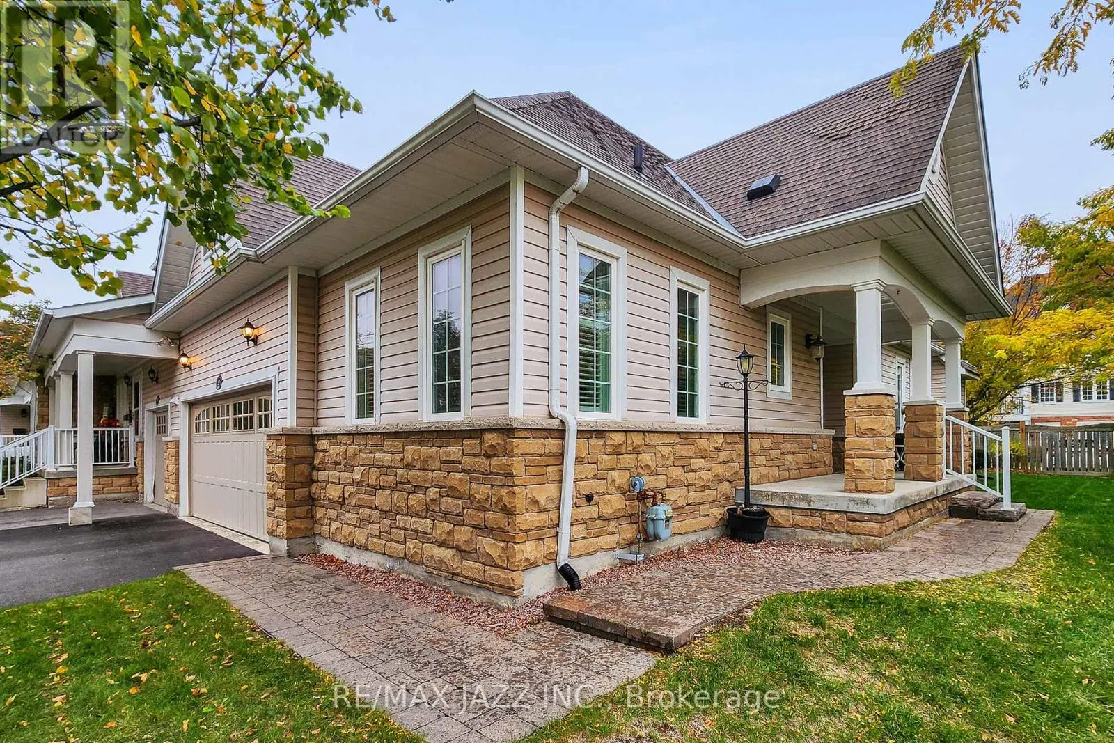 9 - 350 LAKEBREEZE DRIVE, #9