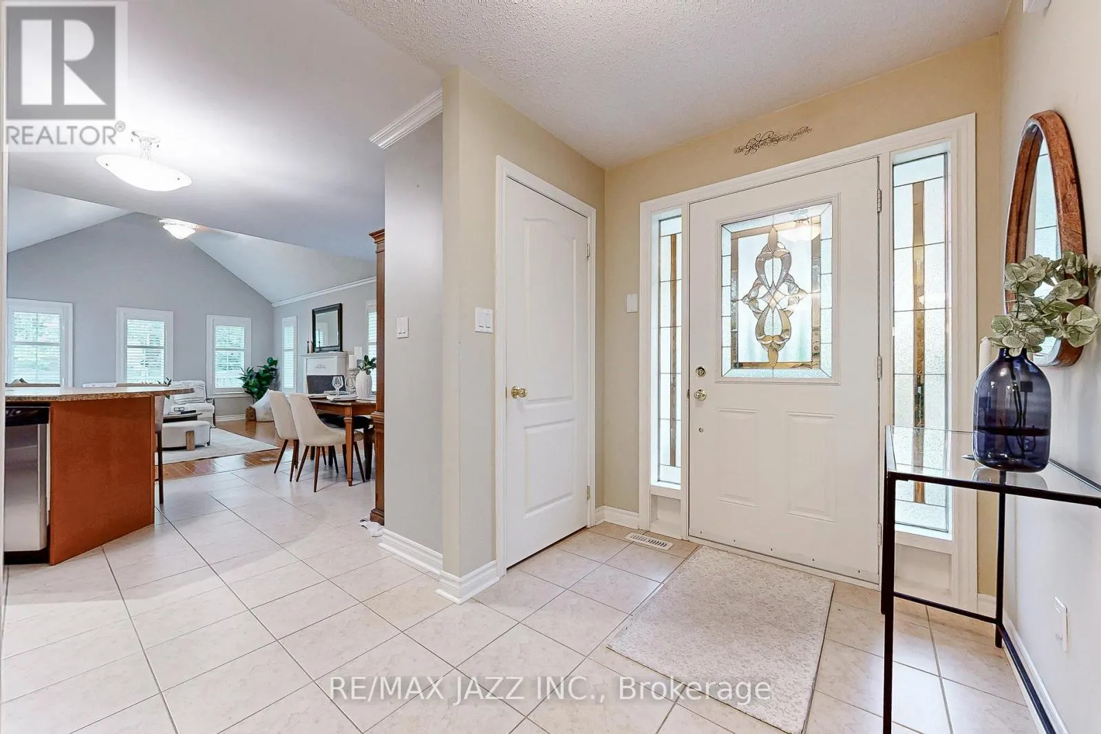 9 - 350 LAKEBREEZE DRIVE, #9