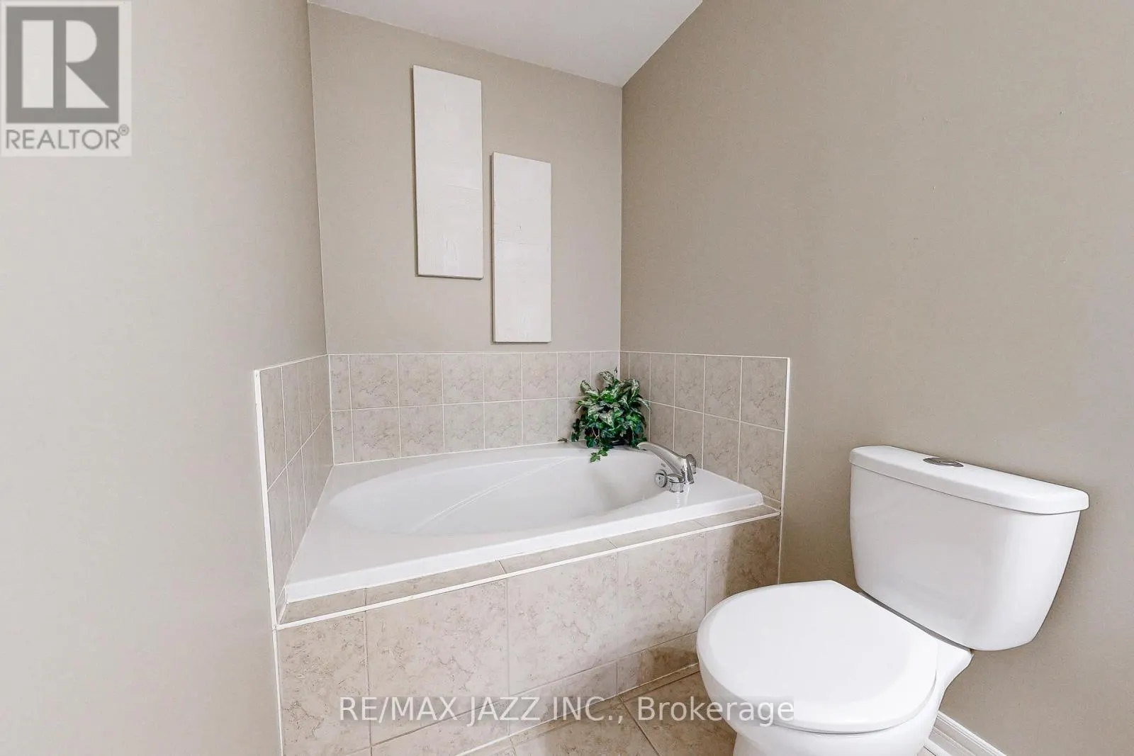 9 - 350 LAKEBREEZE DRIVE, #9