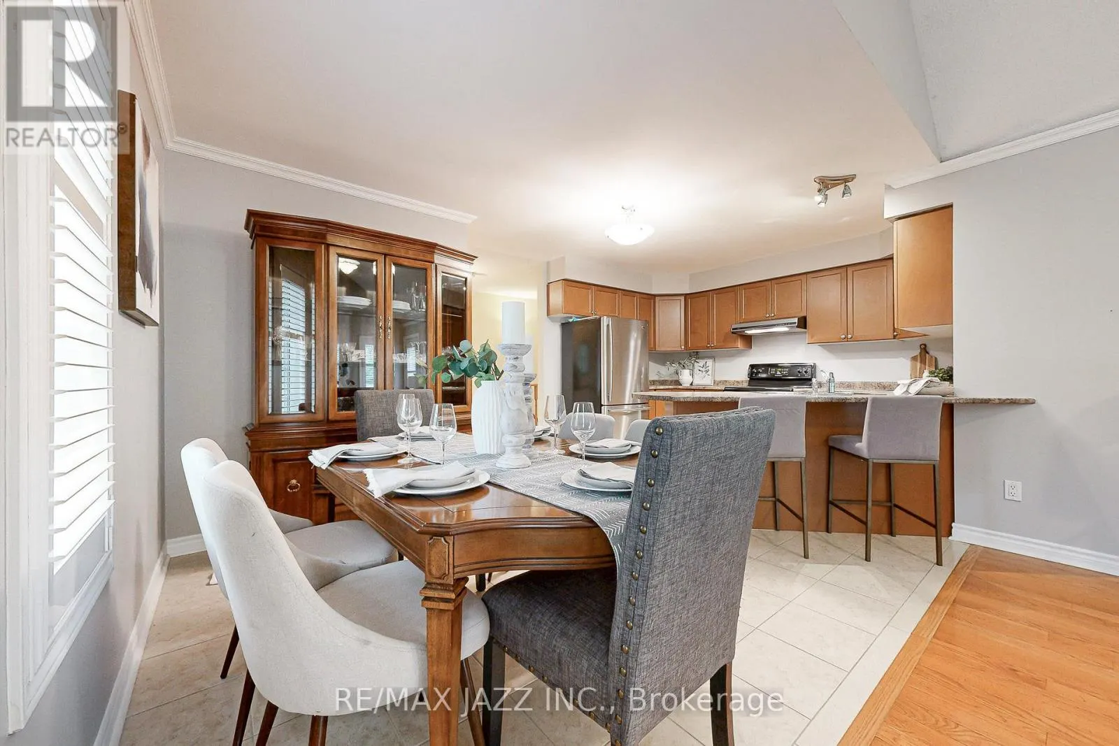 9 - 350 LAKEBREEZE DRIVE, #9