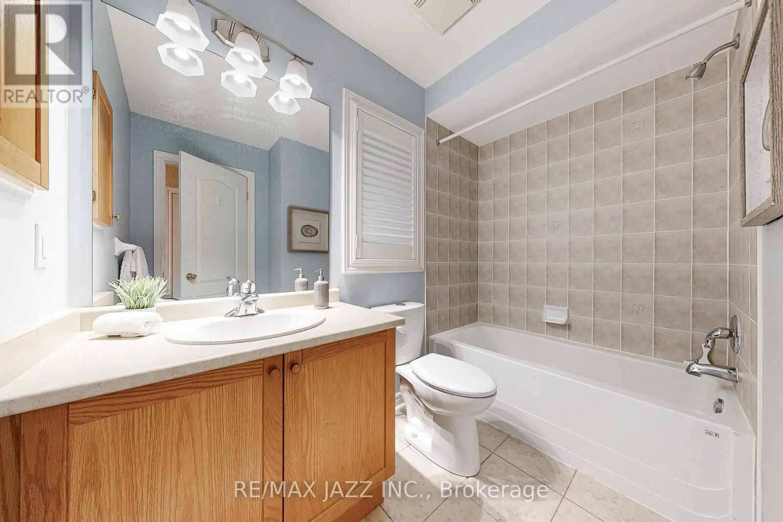 9 - 350 LAKEBREEZE DRIVE, #9