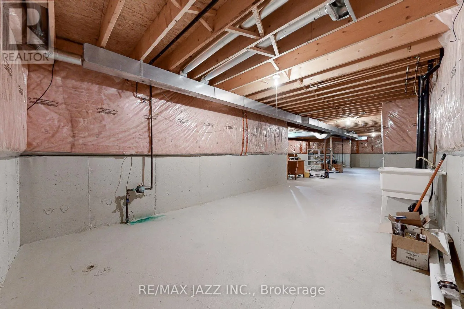 9 - 350 LAKEBREEZE DRIVE, #9