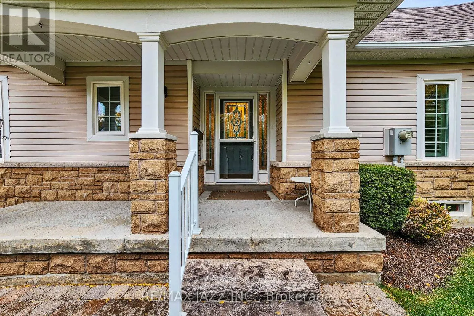 9 - 350 LAKEBREEZE DRIVE, #9