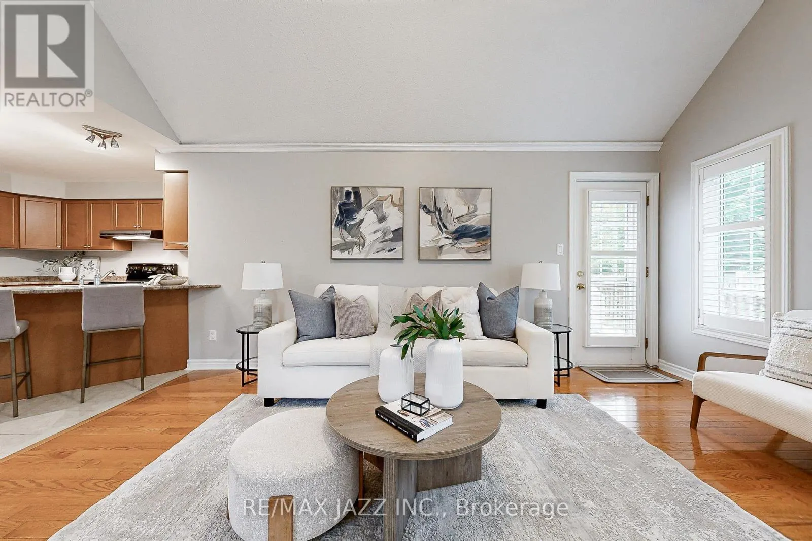 9 - 350 LAKEBREEZE DRIVE, #9