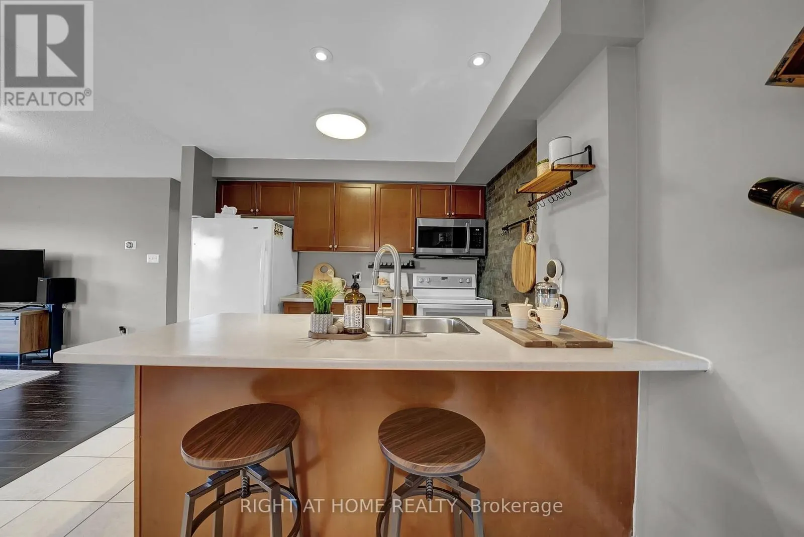 205 - 132 ASPEN SPRINGS DRIVE, #205