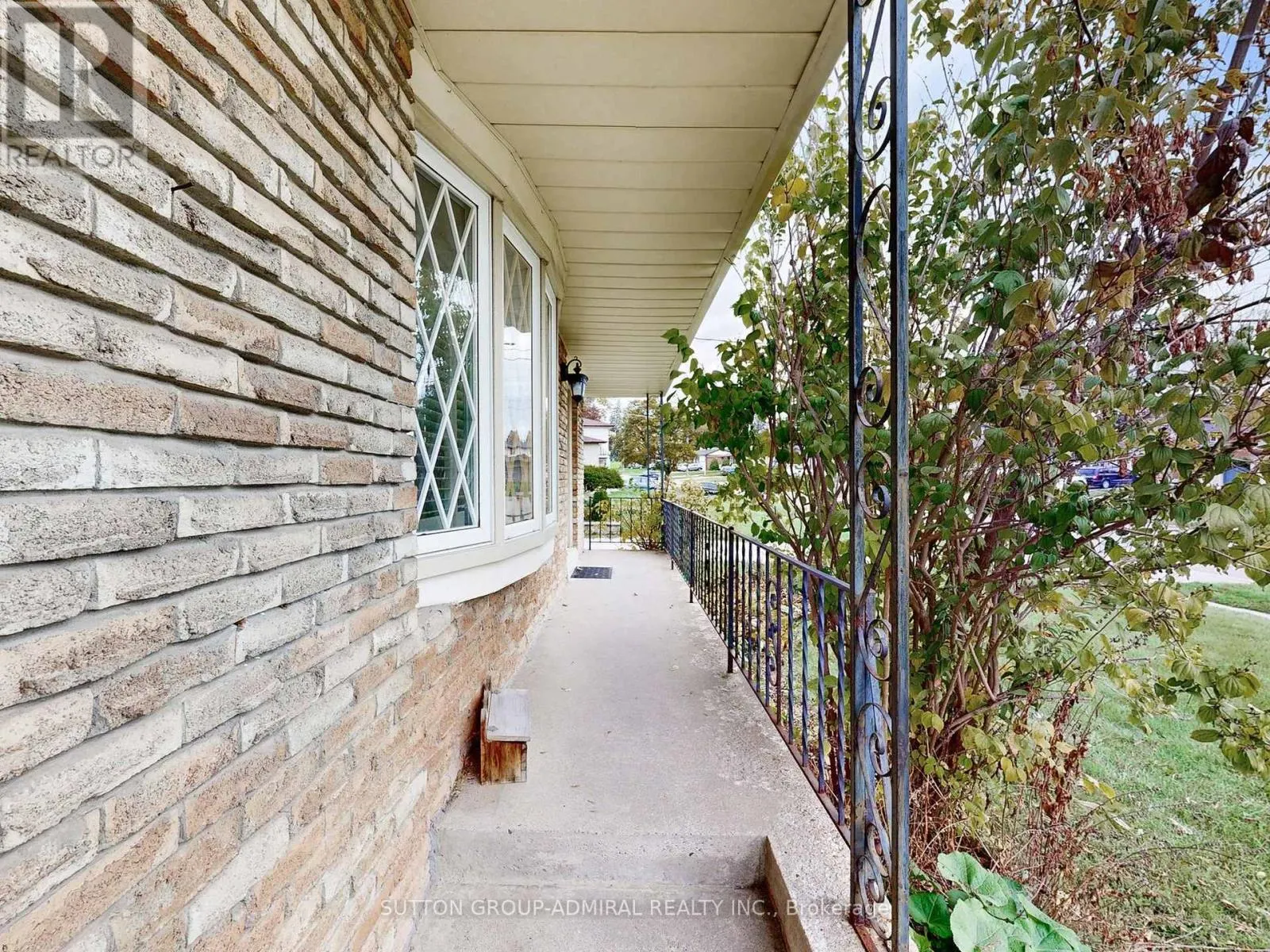 680 ADELAIDE AVENUE E