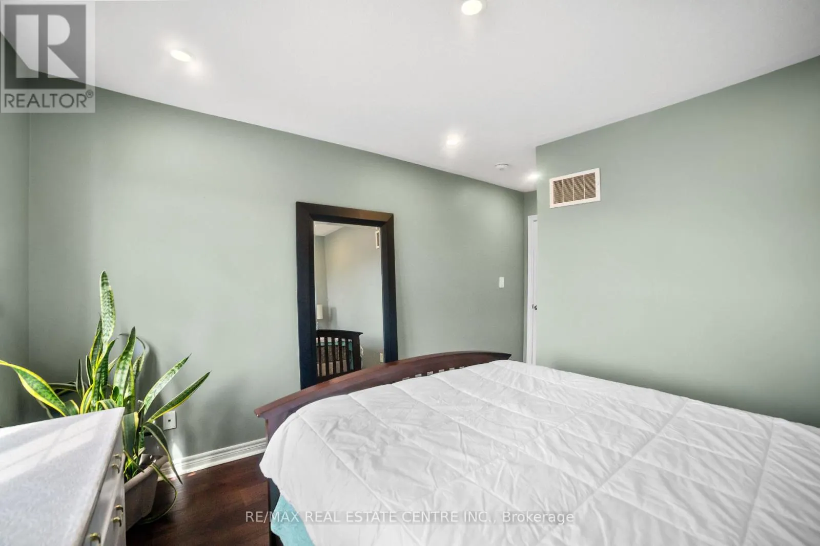 1106 CACTUS CRESCENT