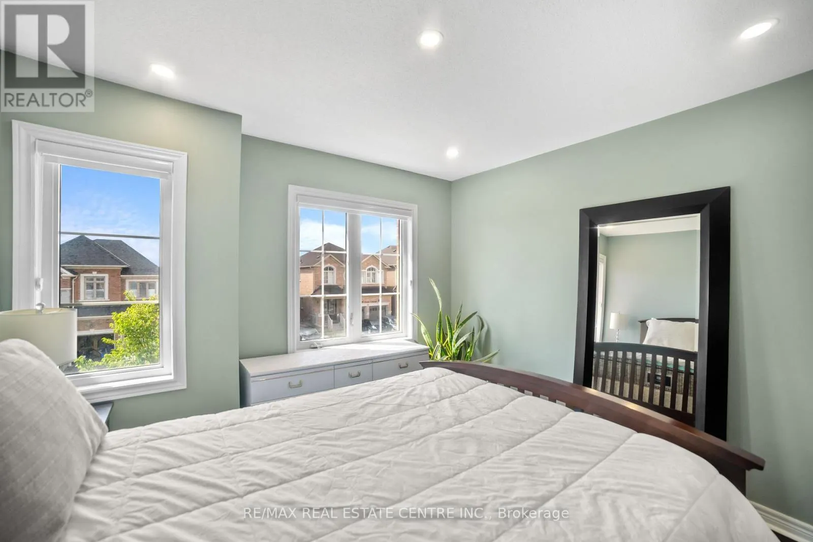 1106 CACTUS CRESCENT