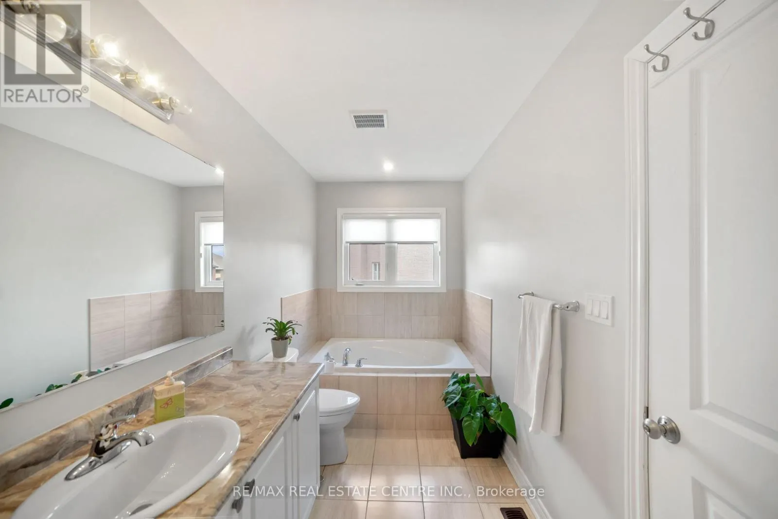 1106 CACTUS CRESCENT