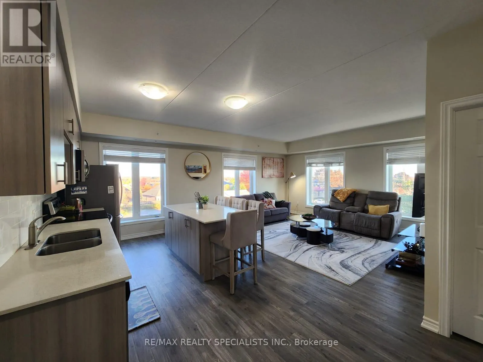 319 - 290 LIBERTY STREET N