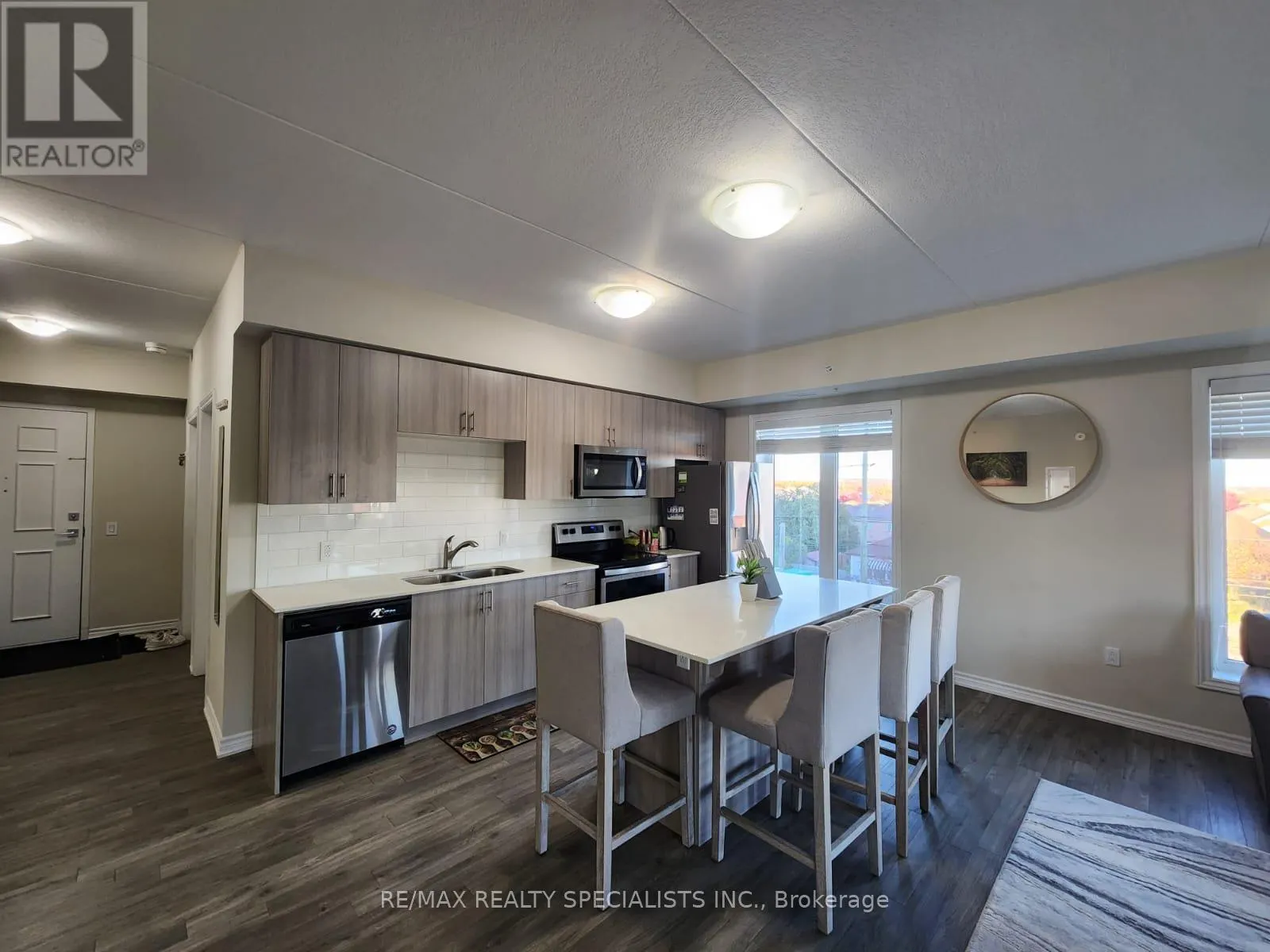 319 - 290 LIBERTY STREET N