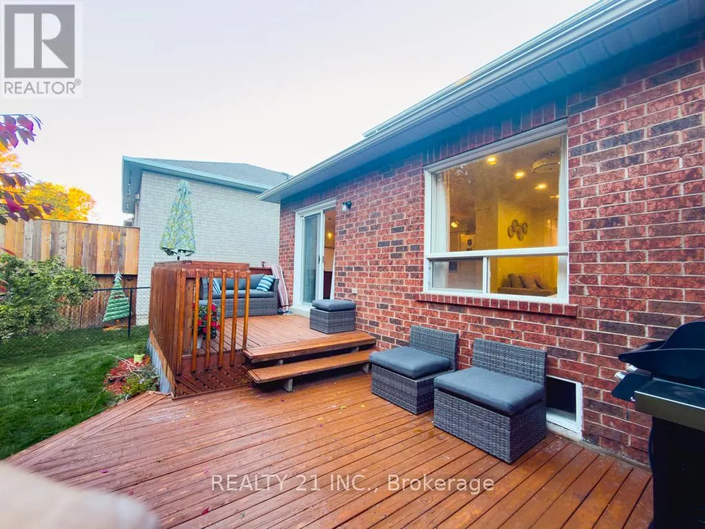 35 MARKWOOD CRESCENT W