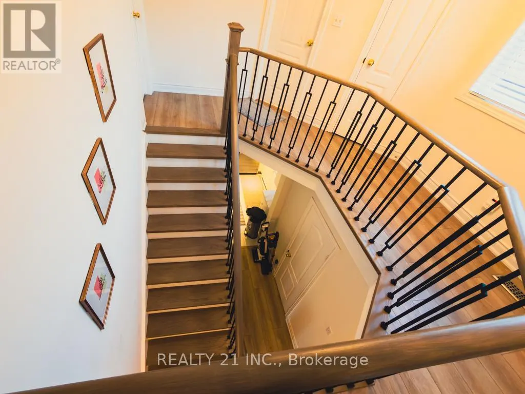 35 MARKWOOD CRESCENT W