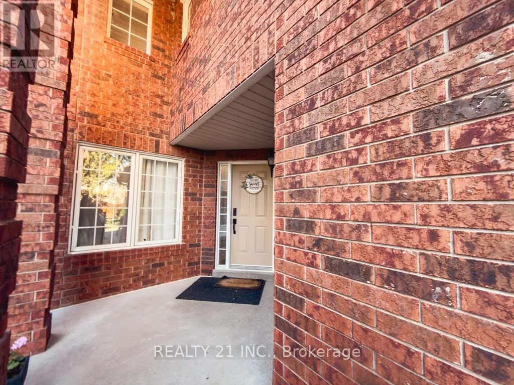 35 MARKWOOD CRESCENT W