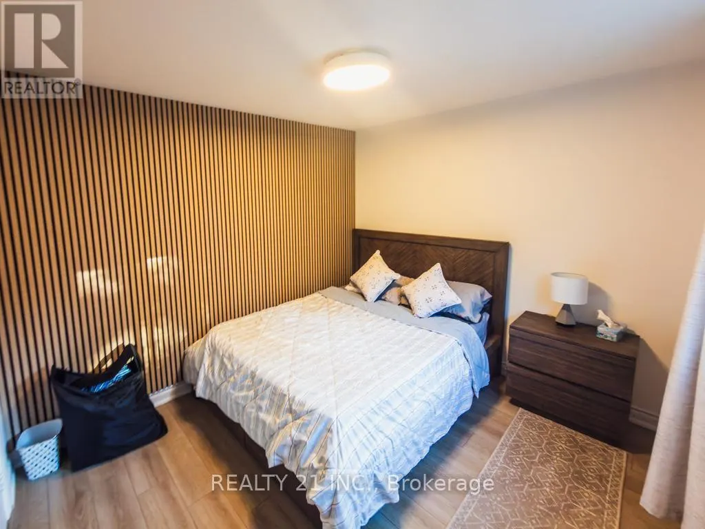 35 MARKWOOD CRESCENT W