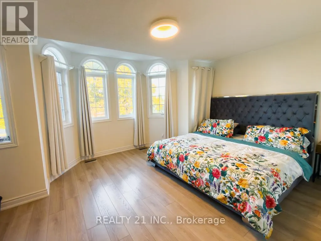 35 MARKWOOD CRESCENT W