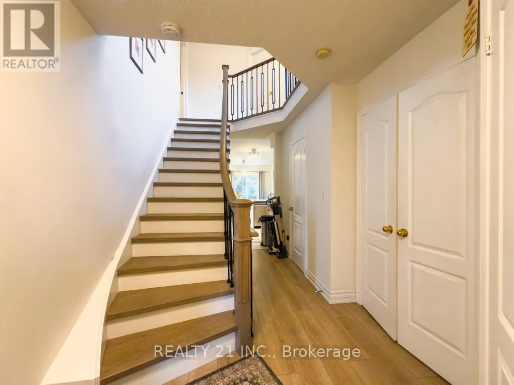 35 MARKWOOD CRESCENT W