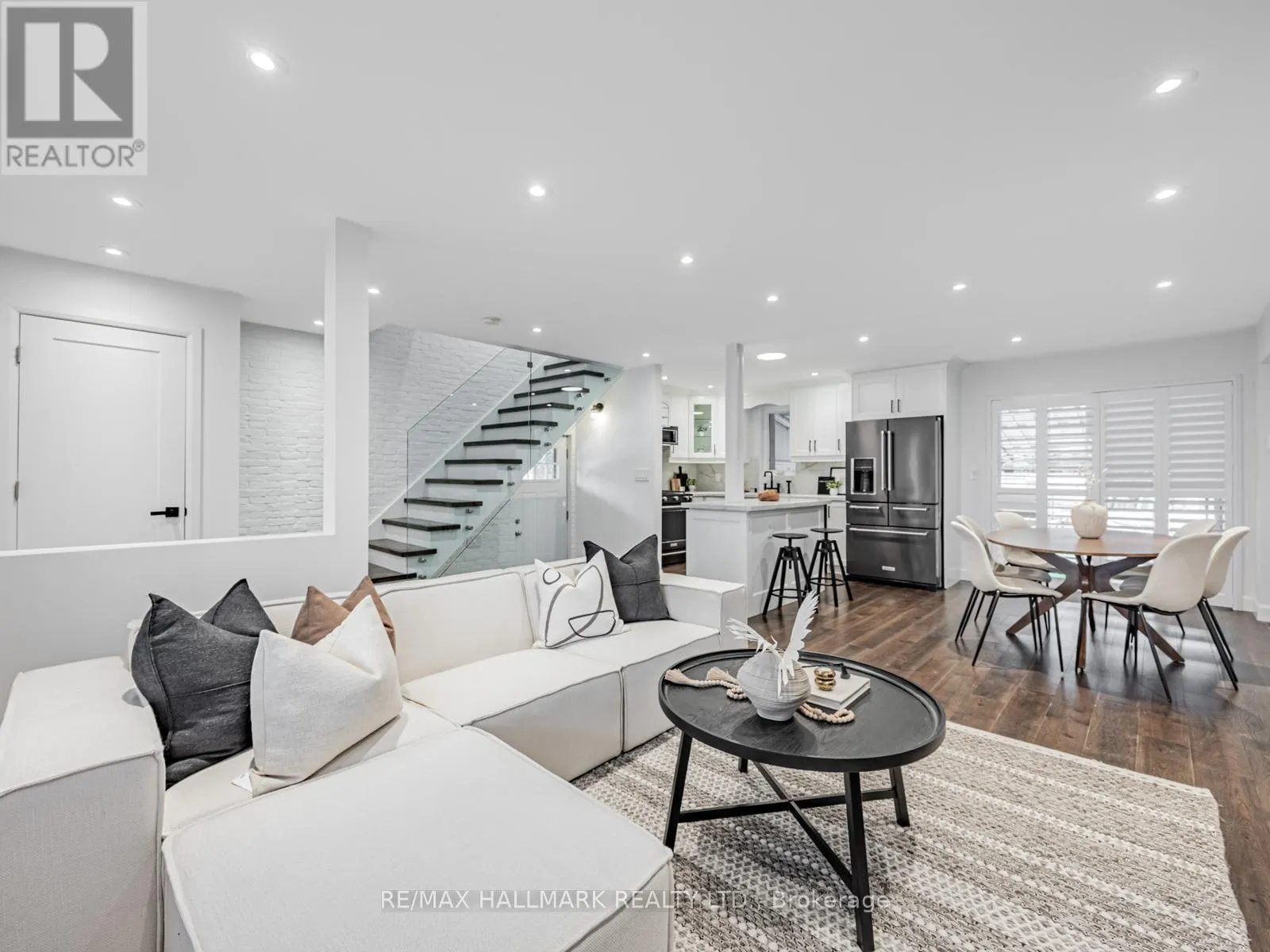 12 LEAGROVE CRESCENT