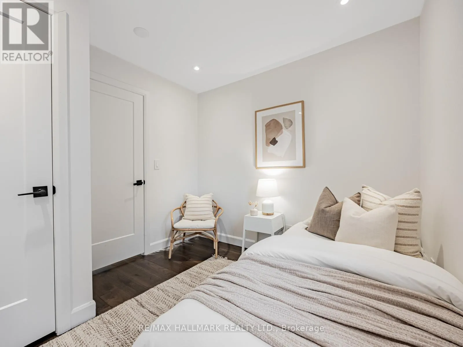 12 LEAGROVE CRESCENT