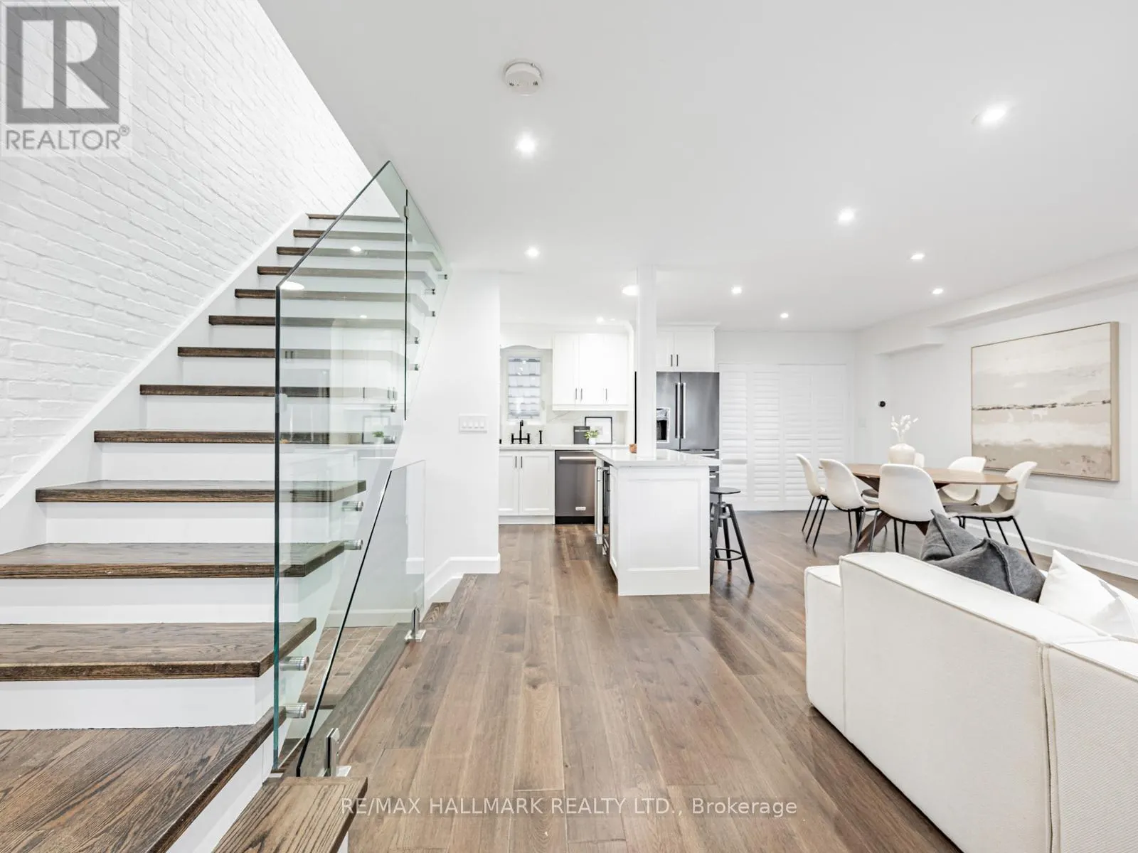 12 LEAGROVE CRESCENT