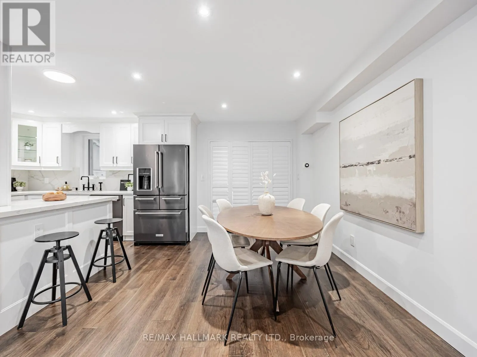 12 LEAGROVE CRESCENT